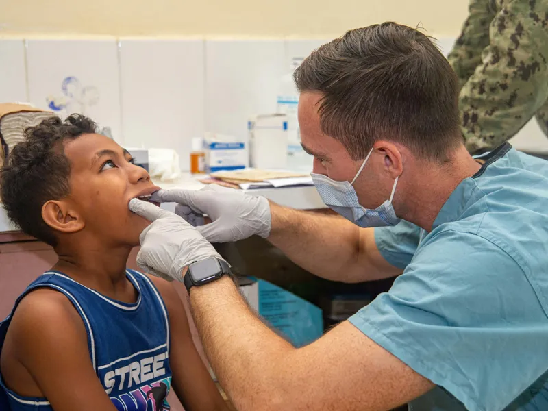 Examen odontológico pediátrico para evaluación maxilar